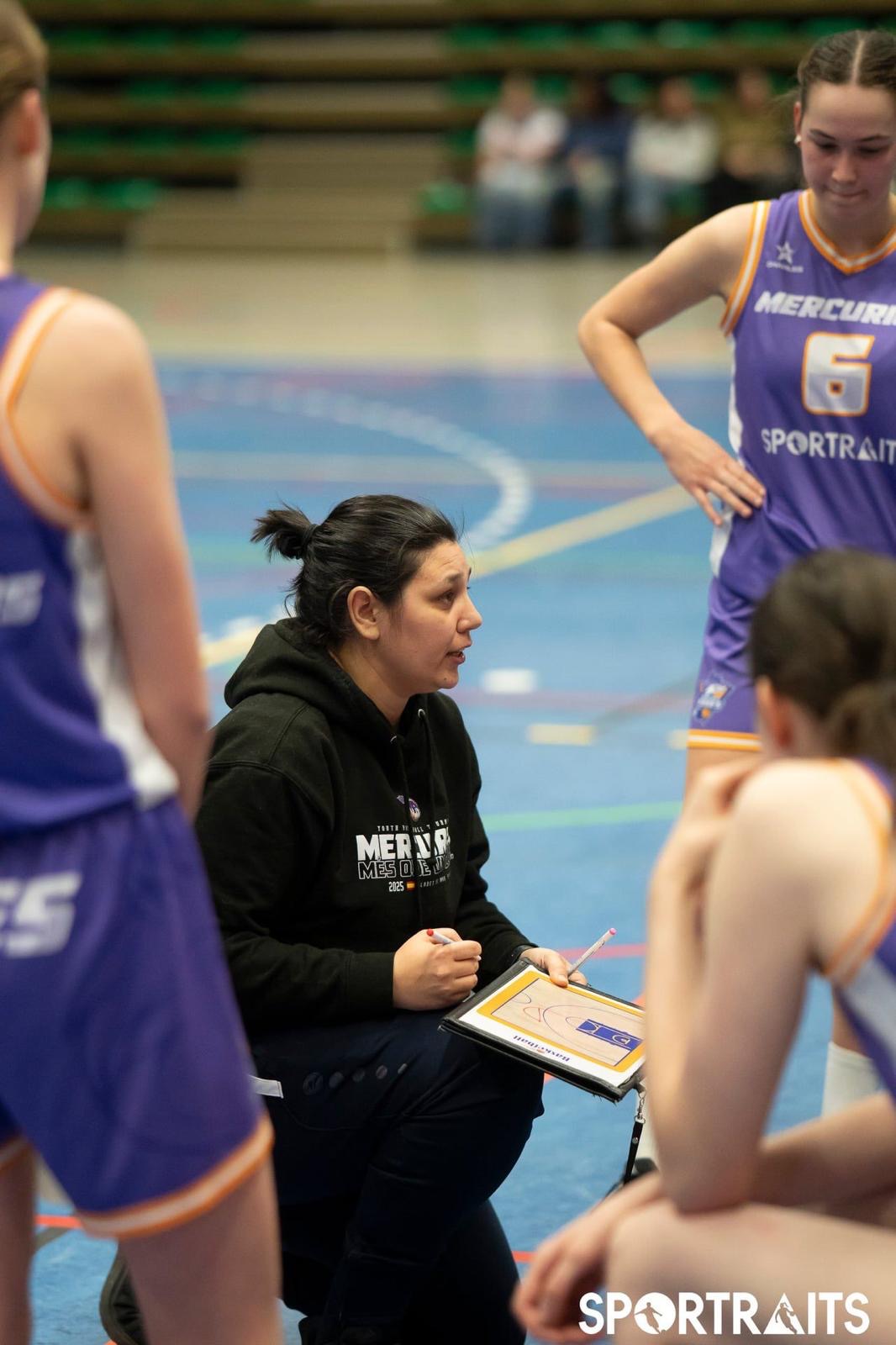 Coach Anita tijdens time-out met team