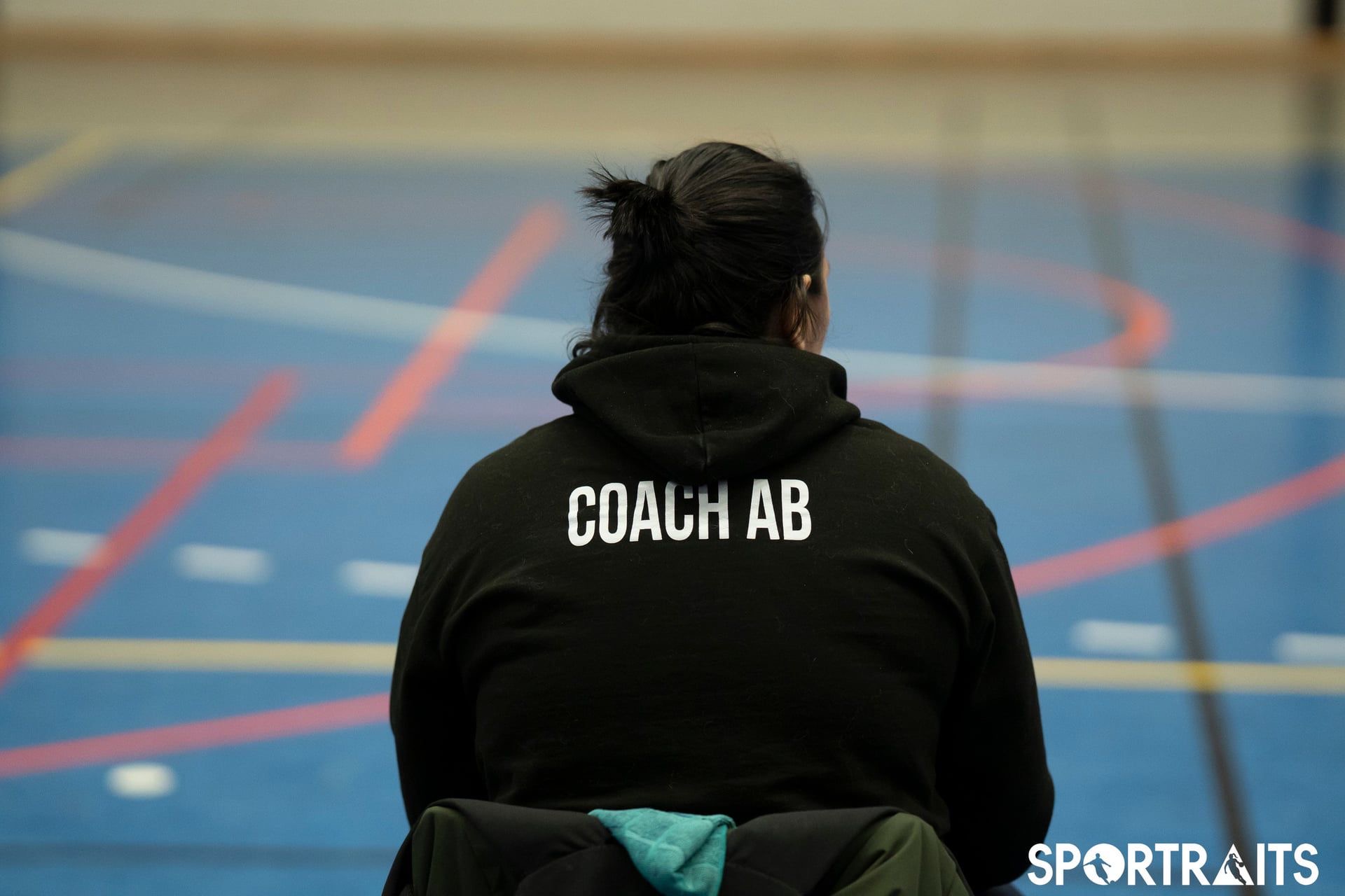 Coach Anita vanaf de rug met hoodie
