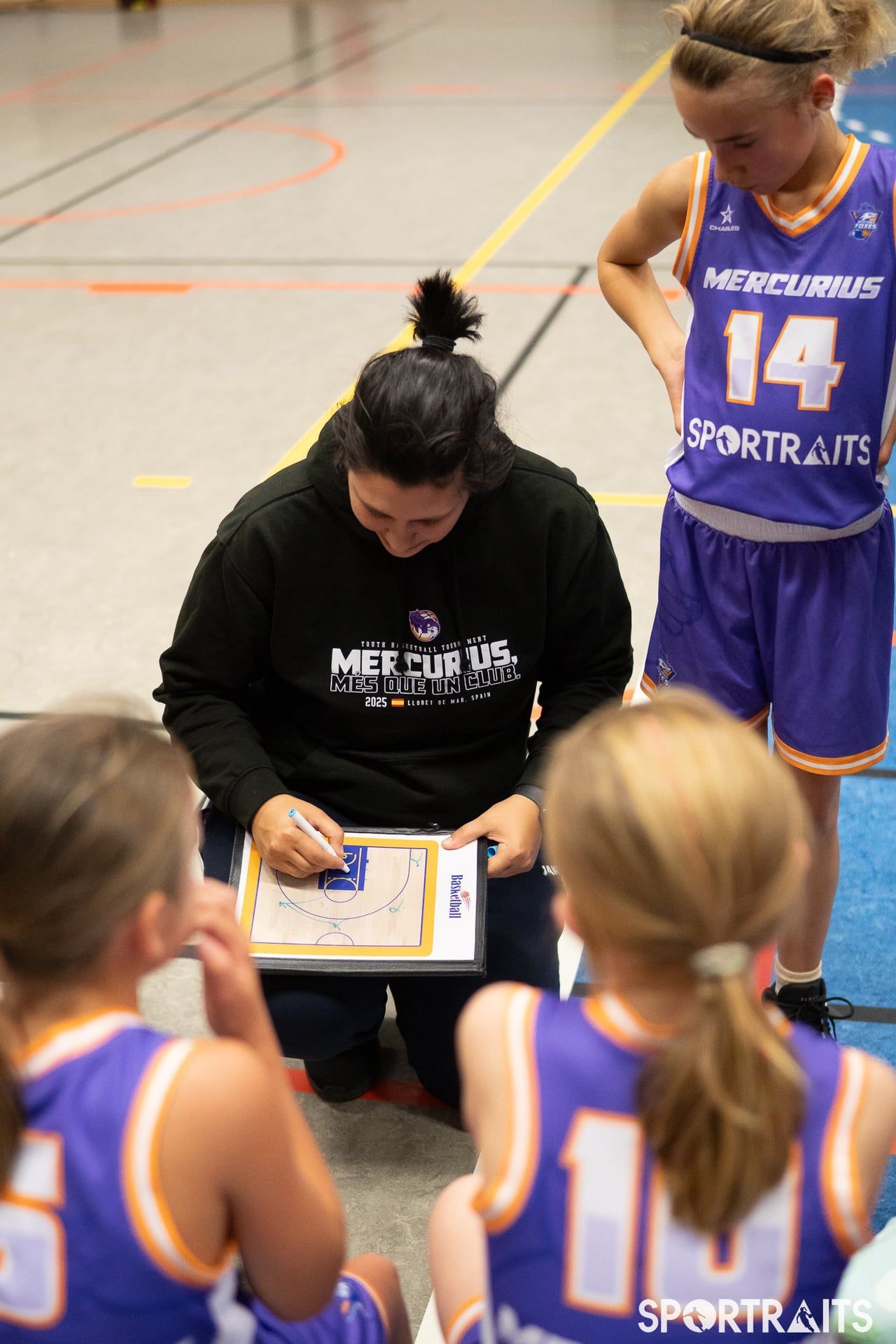 Coach Anita tekent een play op coachboard