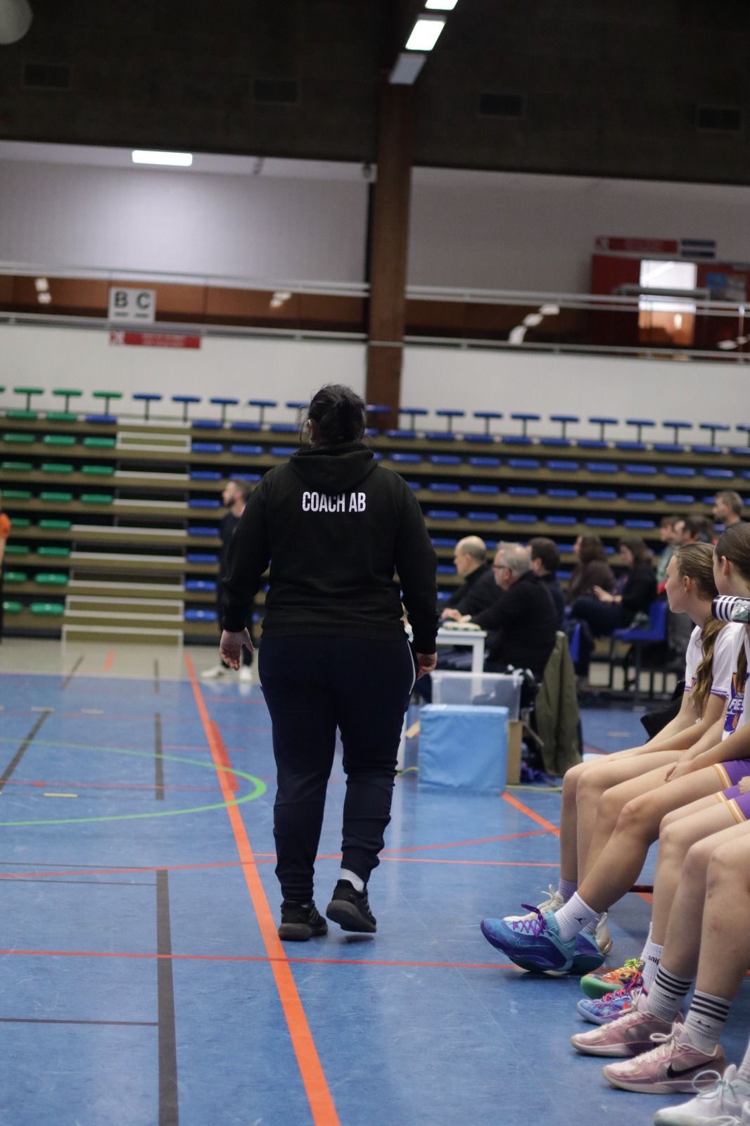 Coach Anita langs de bank tijdens wedstrijd